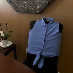 Light blue collared button-down with tie knot base